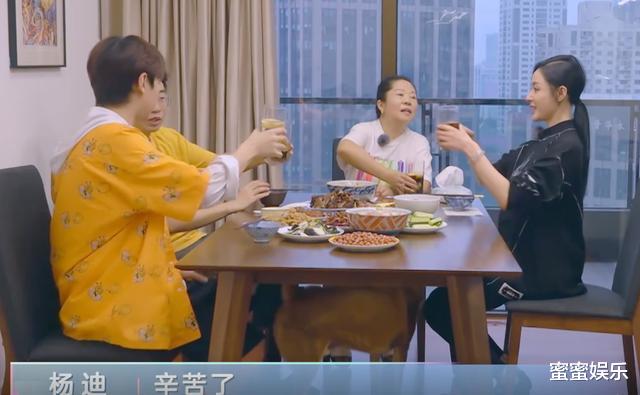 杨迪|杨迪妈妈做13道大菜，张天爱怕胖一口不吃，蓝莓都不洗直接吃