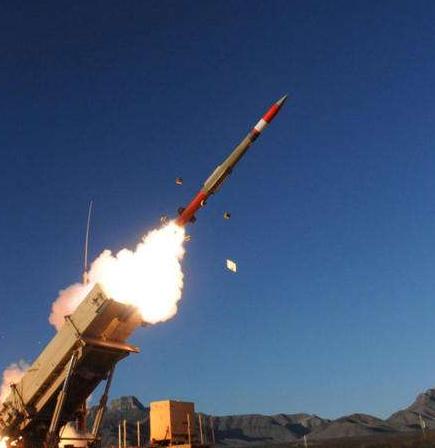 火箭军@特朗普联手安倍：用宙斯盾对付火箭军！东风17：这玩意就是个摆设