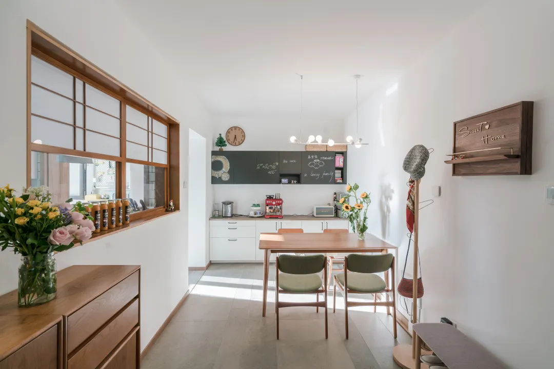 |这个自然温暖的三口之家，有家庭“图书馆、咖啡馆”，适合慢慢的享受生活~