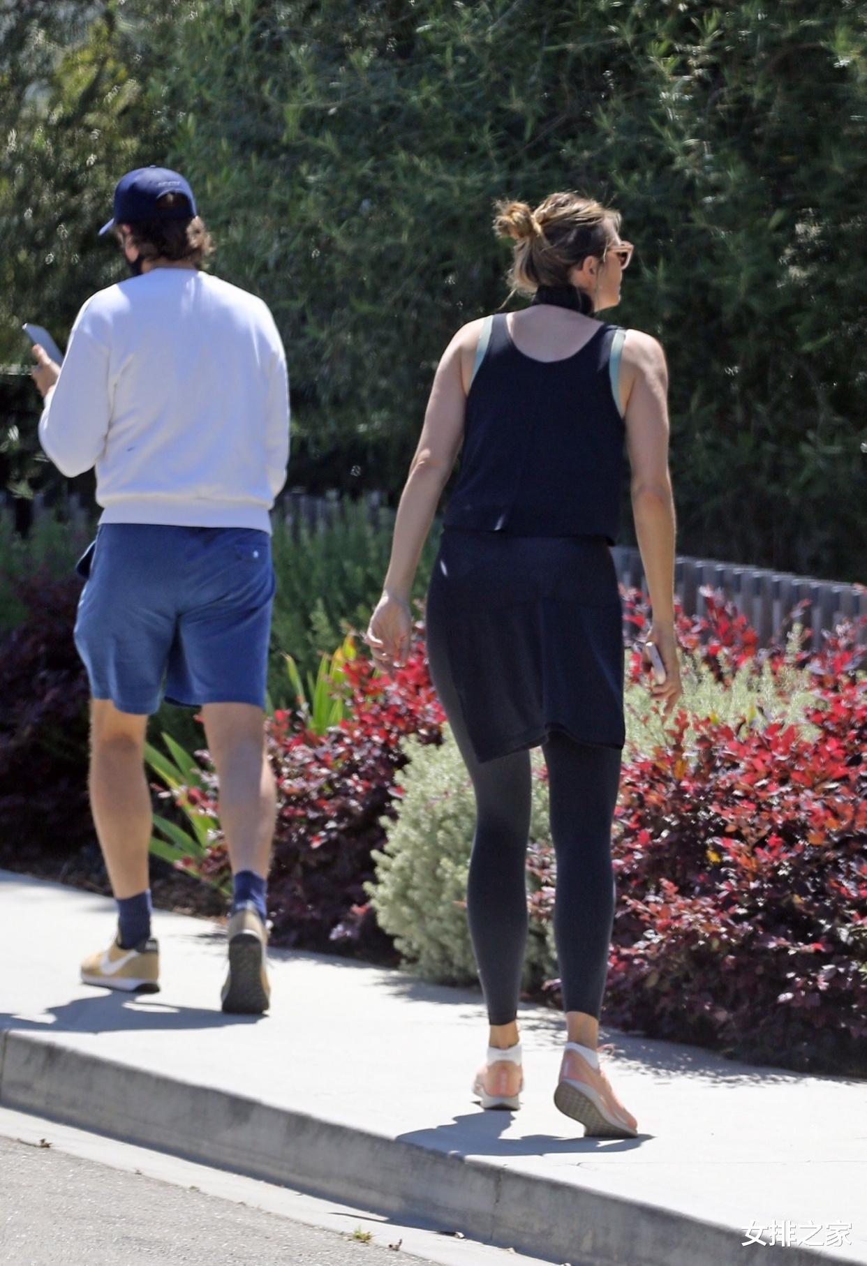 『莎拉波娃』莎拉波娃户外锻炼，有向俄罗斯大妈发展的一点点趋势