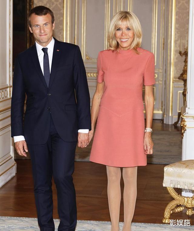 「发型」布丽吉特终于换发型，鸡窝头变小马尾，轻松减龄20岁，早就该这样