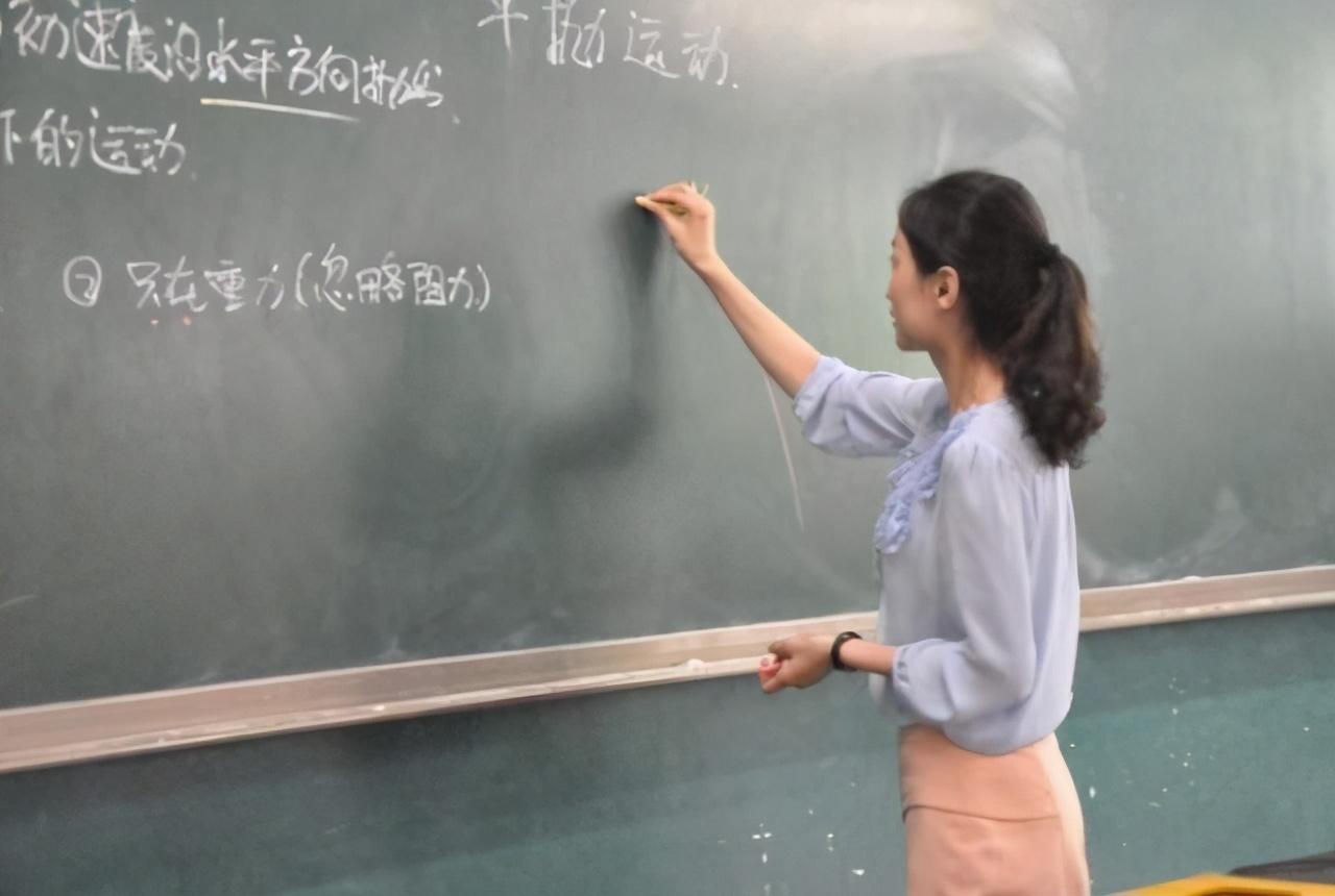 教师|“高颜值女教师”走红，宝爸抢着来开家长会，网友：想回去复读了