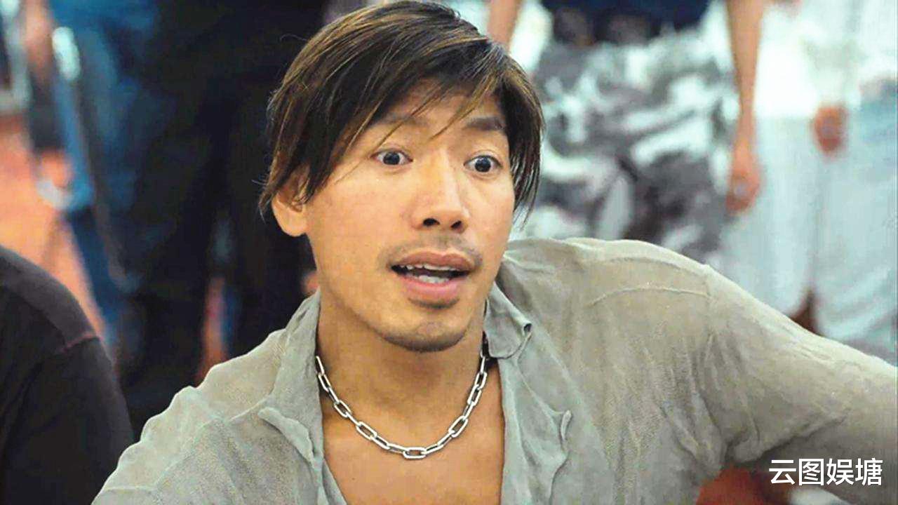 56岁张耀扬与63岁名媛约饭,打扮帅气站姿潇洒,小25岁女友未同行