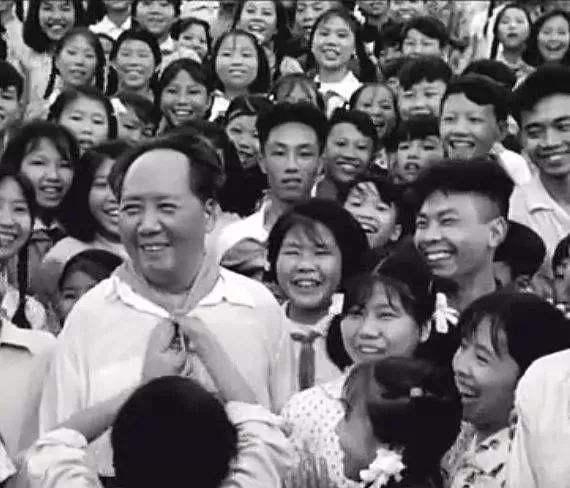 李隆基|1984年毛主席女儿回韶山，长跪不起令人心酸，百姓的热情让人感动