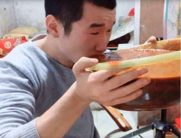 火锅底料▲大胃王直播翻车？辣椒油是饮料，火锅底料是面包，连眼睛都被骗