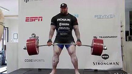 #大力士#魔山演员打破硬拉世界纪录,看到像山一样的身材,红毒蛇死得不冤