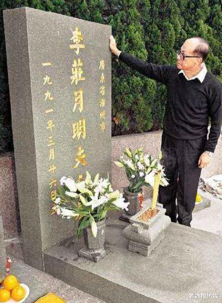 李嘉欣|1989年跨年夜,李嘉诚带18岁李嘉欣回家过夜,次日原配就死在家中