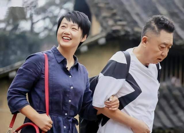 衬衫|于谦41岁老婆没有名人架子，短发配衬衫裙优雅端庄，虎牙真可爱