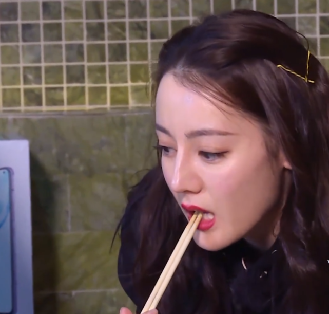 「蛋白质」极限挑战：奶茶咖啡火锅，谁注意热巴的反应？暴露吃货人设的真假