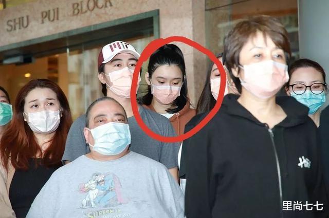 『赌王』豪门媳妇差距大，奚梦瑶穿红衣悼念赌王，郭碧婷同框婆婆只穿黑色