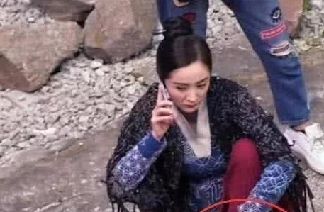 #鹿晗#明星片场休息杨幂抠脚,黄晓明抱杨颖睡觉,看到赵丽颖我笑了