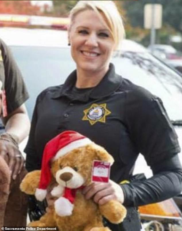 英国英鸟|美国女警留宿前男友家，竟与其儿子有染，被揭穿后丢工作还要入狱