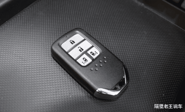 【蒙迪欧】MPV“节油王”!扭矩达480牛米,标配两个空调,油耗4毛,完胜GL8