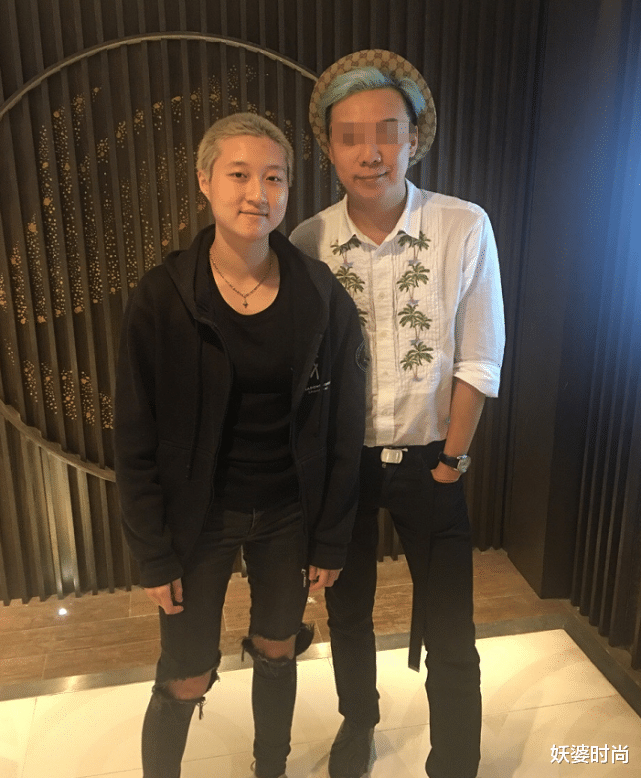 【吴卓林】“小龙女”吴卓林晒近照，当看到她剃板寸头，像极了父亲年轻时