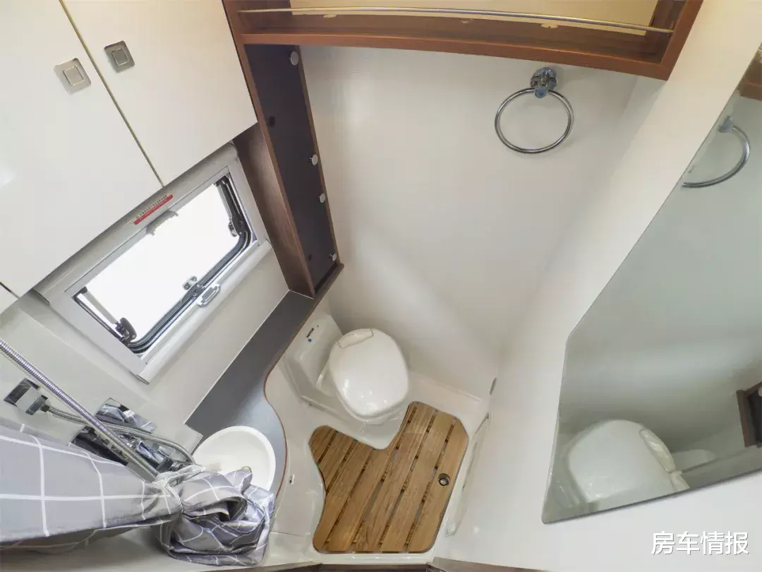 「铝合金」采用全铝车身的房车见过吗？车高不到3米全家都能玩，性价比挺高