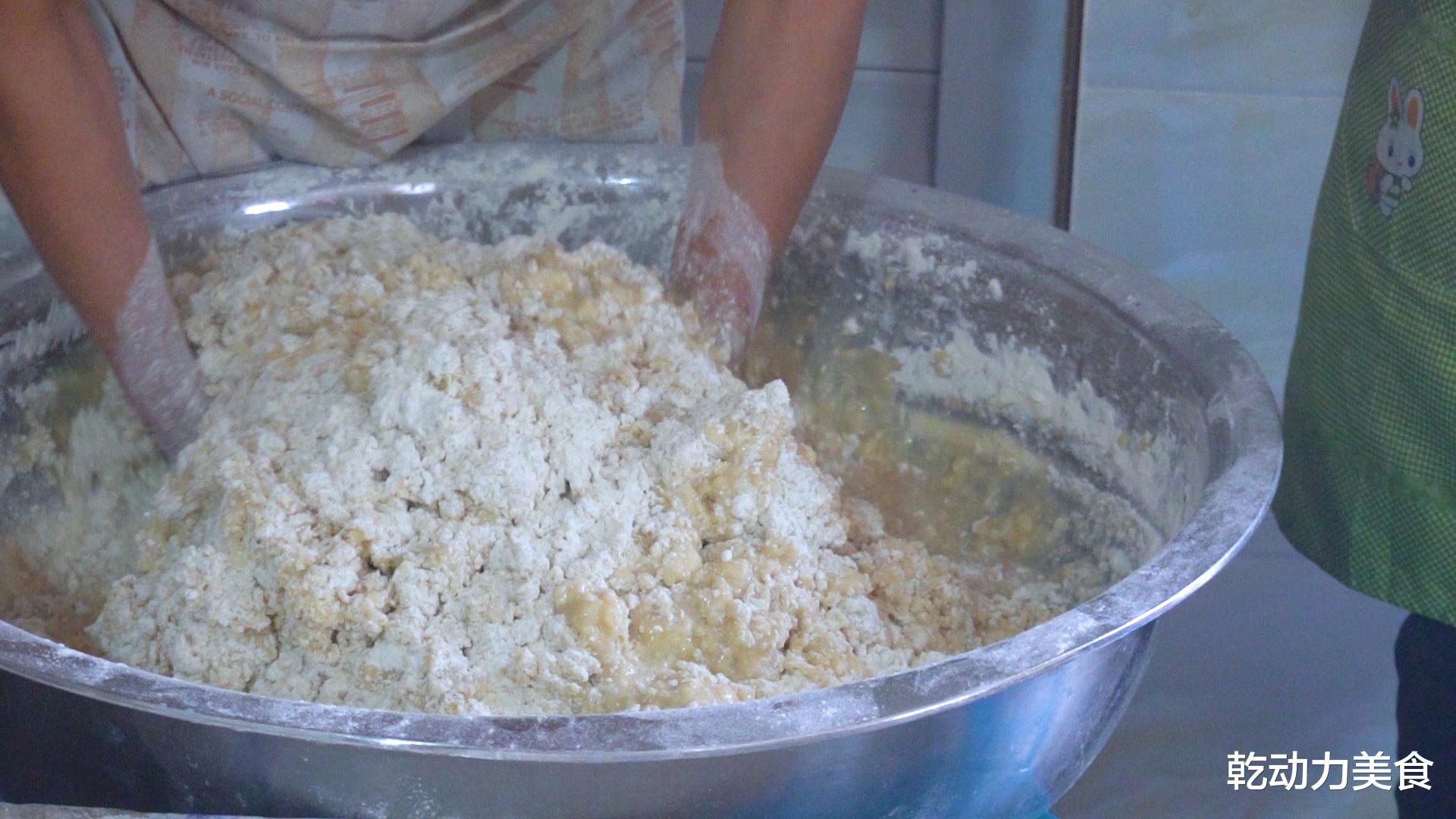 月饼|78岁大爷教你做古法月饼，1个2斤重卖50元，1天400个供不应求