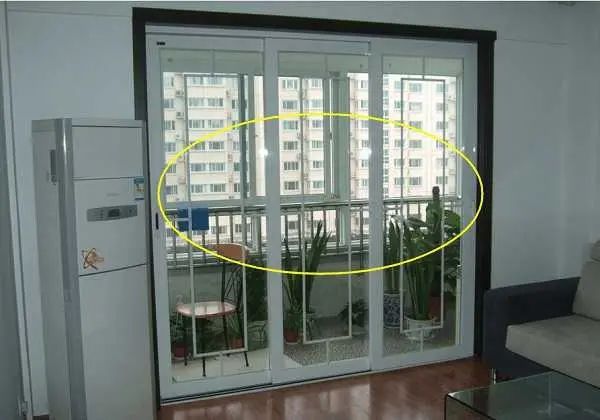 「」越来越多人不在阳台做推拉门了，现在流行这么弄，好看不止10倍
