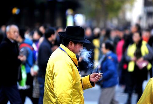 深蹲▲人体一天可以承受多少支烟?劝你别超过“这个数”,身体少受伤害