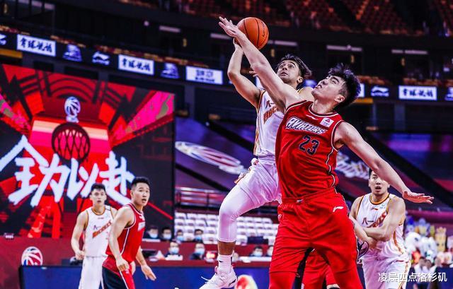 八一男篮|大爆冷!付豪轰32+17打疯了,王治郅振臂怒吼,八一拒绝40负