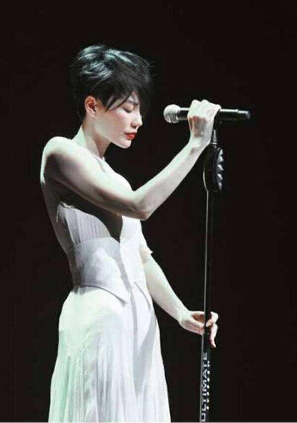 张柏芝|重归已好？张柏芝点赞王菲照片，于谢霆锋离婚内幕终于曝光，原来我们都错怪了