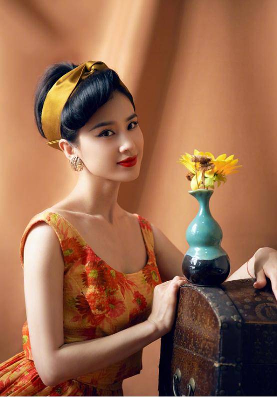 「穿衣搭配」黄圣依的“复古”造型真美，印花裙配发带，一身优雅气质太迷人