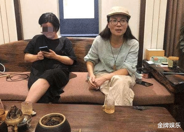 ▲苟晶家人还原班主任上门场景：两袋米，一箱奶，还有一万块钱