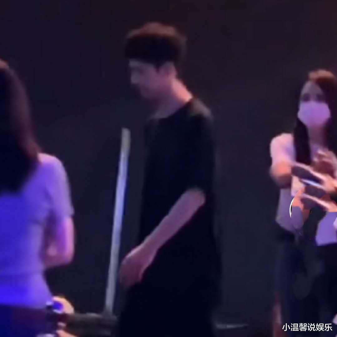 王一博|王一博结束直播火速离开，身体不适强忍着，随后在车上不停发微信