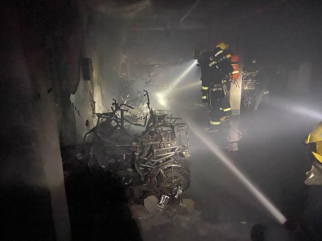 杭州日报|?十一辆电动车烧光！今天凌晨杭州一小区地下室突发火灾