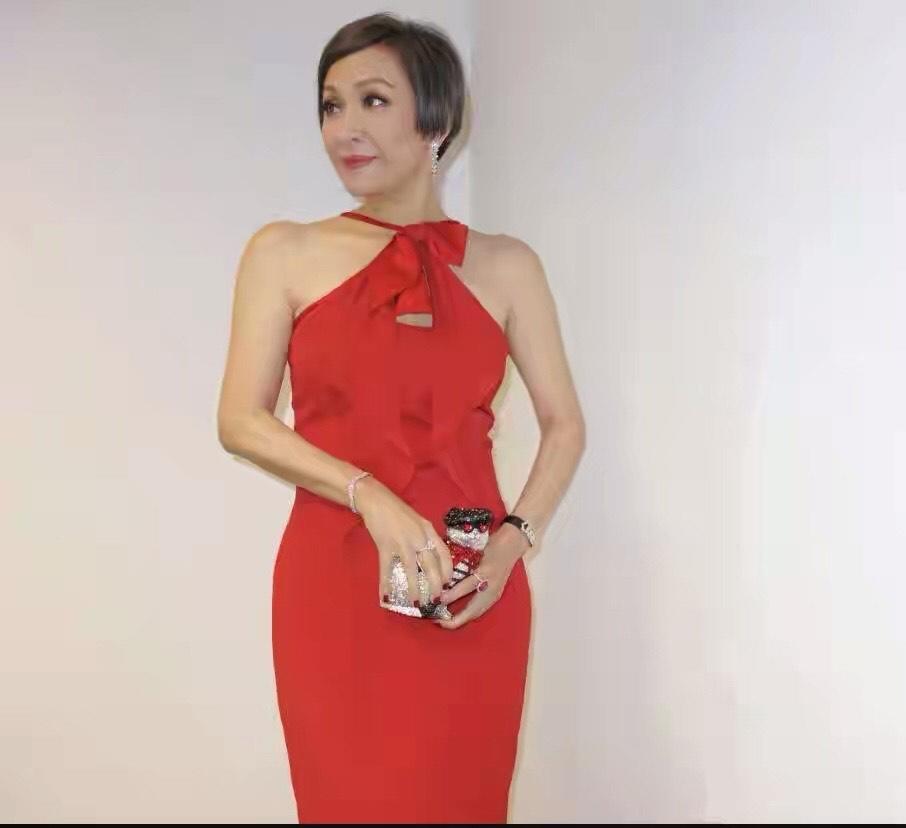 连衣裙@60岁余安安气质开挂，超短发搭配印花连衣裙减龄优雅，时髦大气