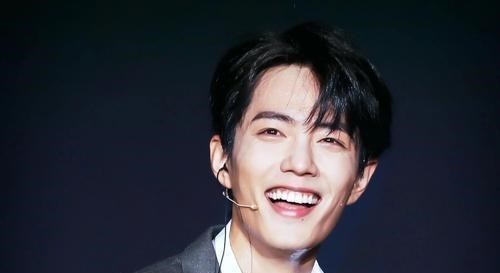 李易峰▲肖战再被粉丝坑，小学生被老师当作追星的工作，网友：师德呢？