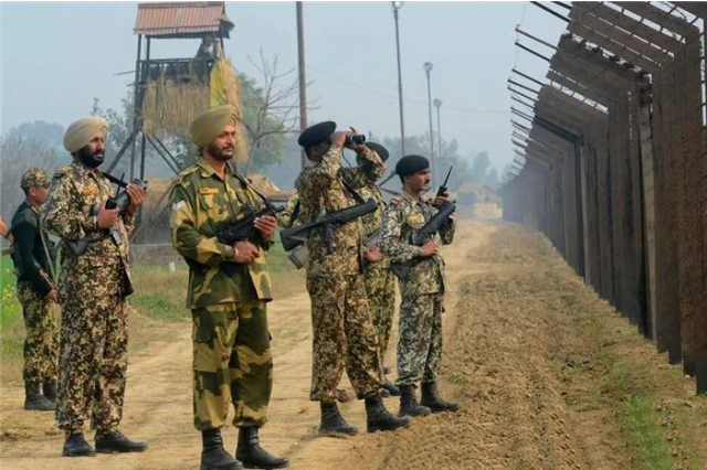 『莫迪』印增援部队再收噩耗,大批救护车拉走尸体,莫迪怒斥指挥太糟糕