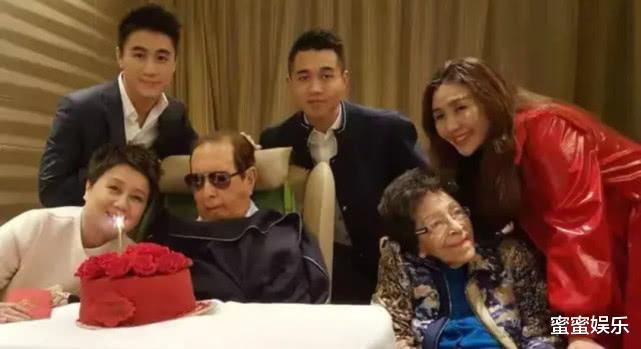 「何鸿燊」何鸿燊去世享年98岁，何猷君扶着母亲，儿媳奚梦瑶穿红色卫衣现身