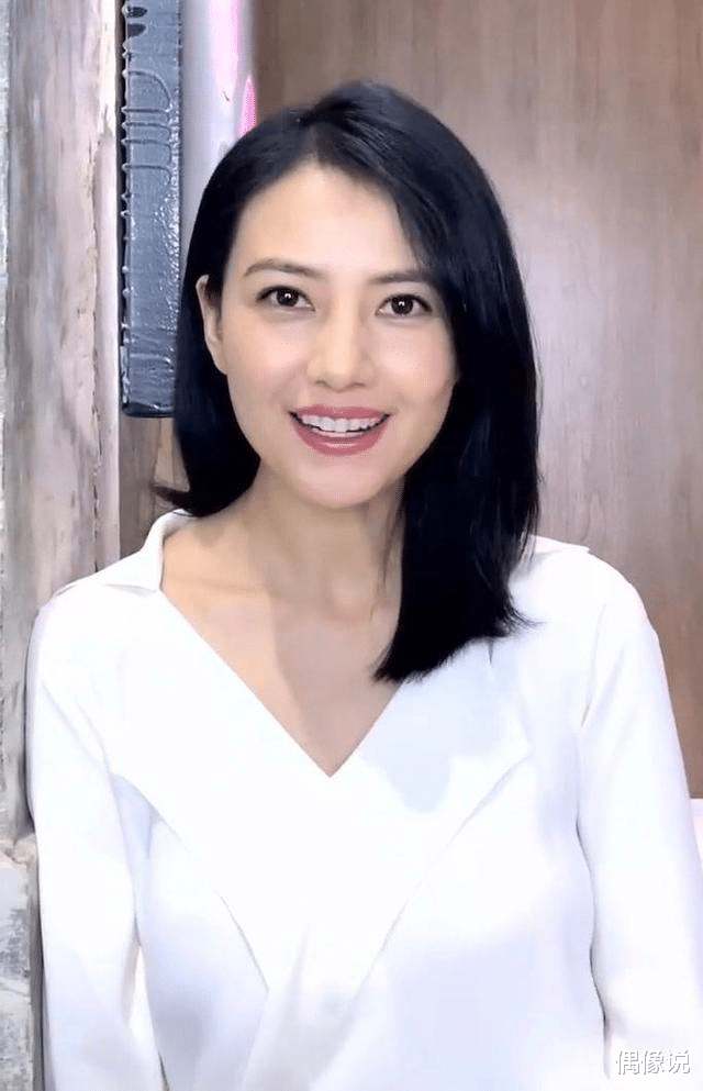 「高圆圆」赵又廷抱女儿现身，高圆圆低调跟随，猛扯衣服挡腹部疑似怀二胎