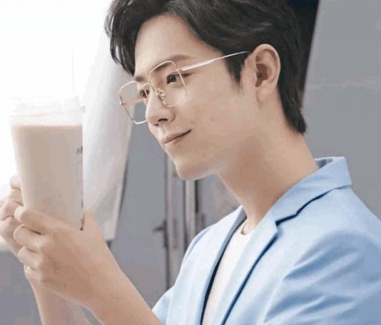 肖战|肖战新剧痣移位，手拿口罩靠墙站好乖巧，新广告花絮心疼坚果一秒