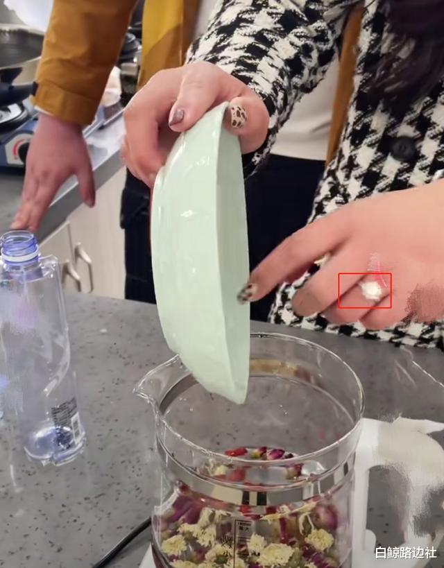 带货|大衣哥儿媳豪宅内部首曝光！厨房宽敞明亮，做饭煮茶用名牌矿泉水