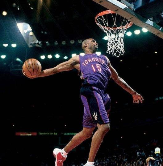 『扣篮』NBA都是单手扣篮,为什么CBA却都是双手扣篮,原因让人感到无奈