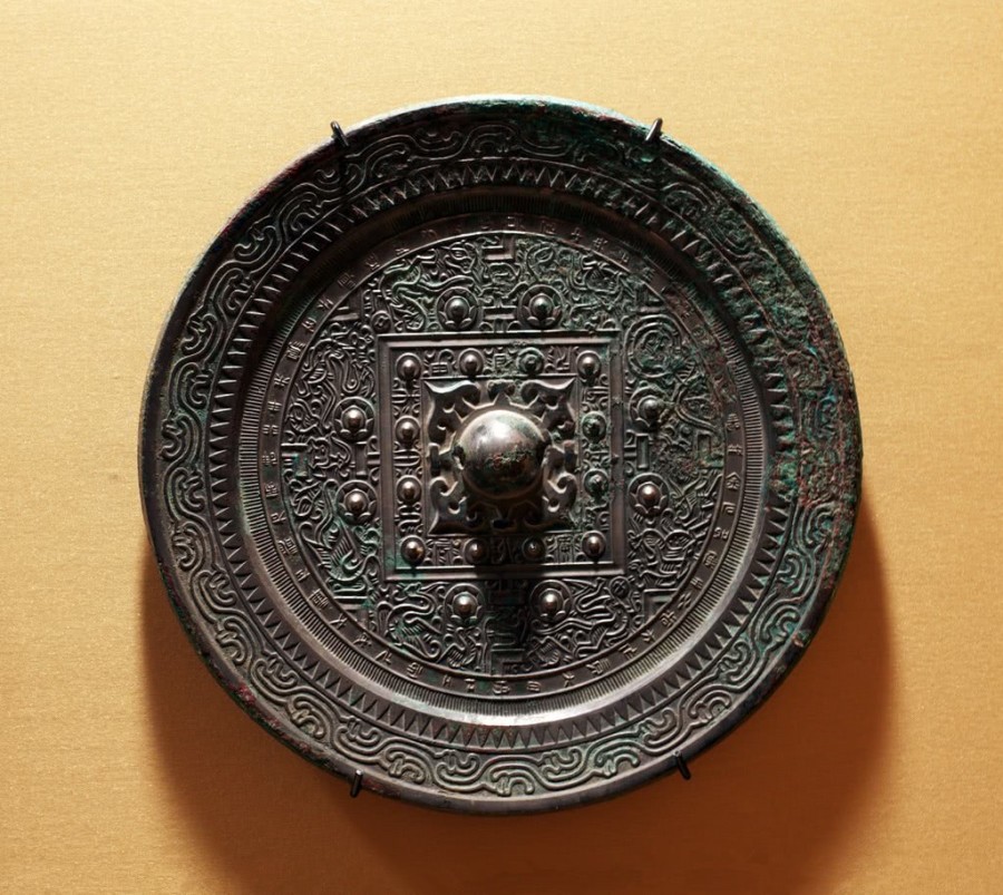 博物馆展出铜镜，为何从不以正面示人？专家：说出来你可能不信！