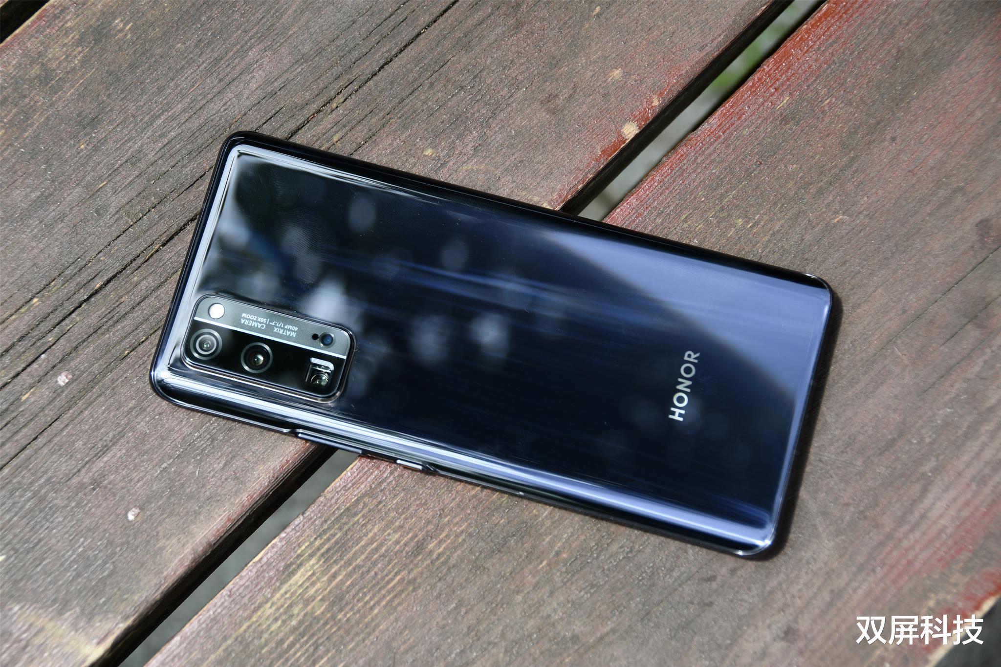 「华为荣耀」从3199跌至2099，高端旗舰机跌至中端市场，网友：等到又不想买了