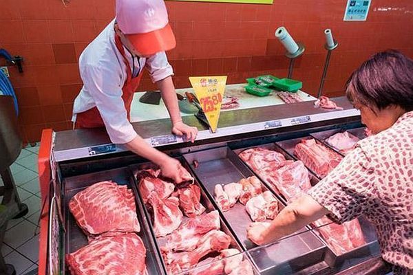猪肉|49万吨储备肉“砸”向市场,为何猪价不降反增?原来被他们买走了