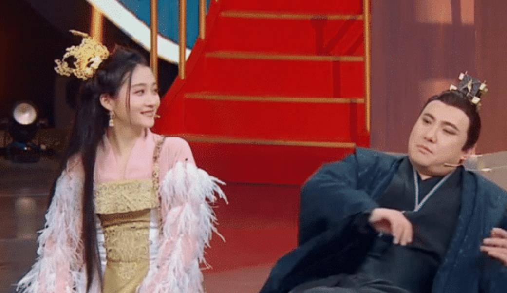 『沈腾』关晓彤模仿沈腾“东北躺”，当她伸出腿的那刻，导演都来不及救场！