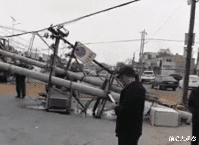 前沿大观察|辽宁大量电线杆倒地，造成停电，场面让人感到害怕