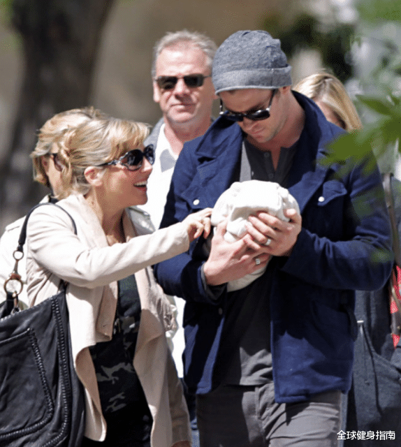 克里斯·海姆斯沃斯|增肌20斤又暴瘦20斤,迎娶大7岁女模,他性感的可不只是胸和臀!