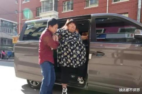 校花|“宠妻狂魔”火了,将妻子养到300斤,曾经是校花如今睡塌3张床