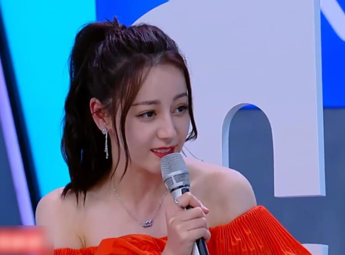 「迪丽热巴」热巴穿裙子录综艺不方便坐下，有谁留意节目组的做法？难怪能火这么多年