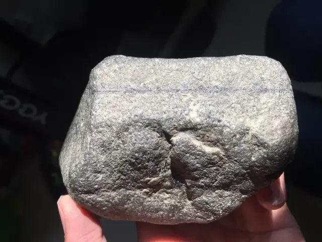 翡翠|小伙淘了一块看似普通的翡翠原石，实际皮壳发紧密坚硬，一刀下去价值翻倍！