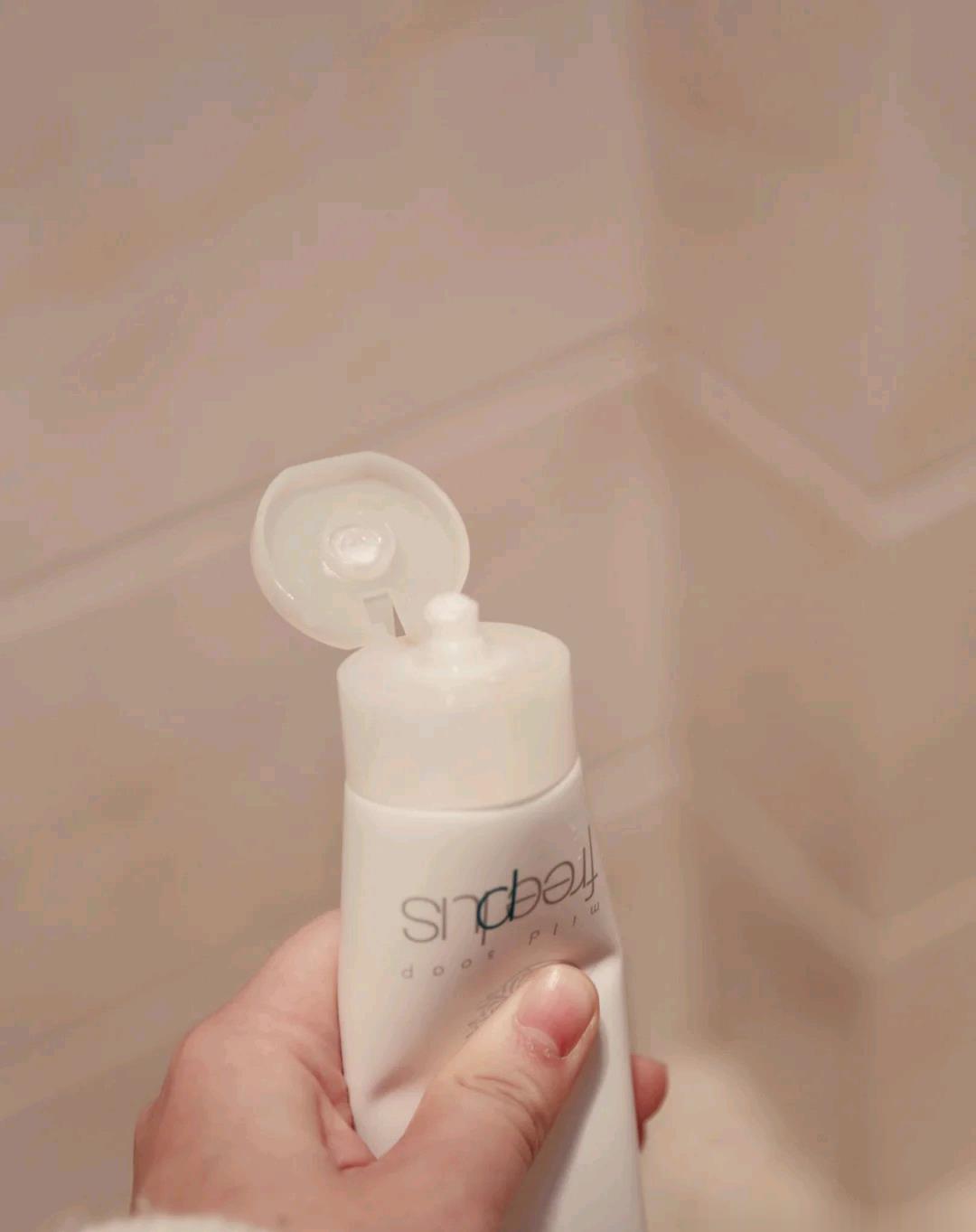 洗面奶▲热门洗面奶红黑榜，前两款温和不踩雷，后两款拔干还伤肤