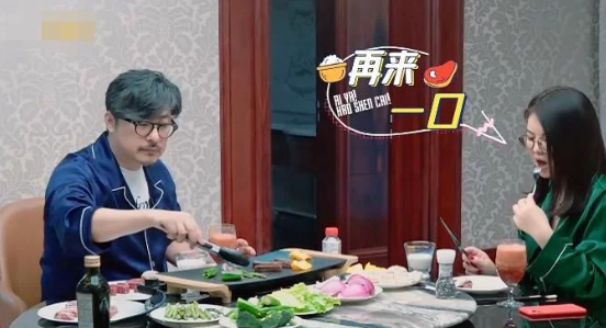 李湘|王岳伦顿顿吃生蚝，看清和李湘喝水用的杯子，有钱人的世界我不懂