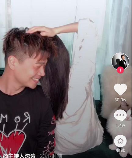 沈涛▲浙江台当家男主持晒老婆，纤瘦背影仪态庄重，却只负责后台递话筒