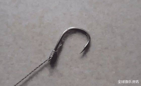 『』钓鱼用大钩还是小钩好？看鱼情！学会选择鱼钩的大小和钩形