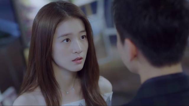 「李子柒」李子柒首次公开豪宅，我却看到背后最悲哀的一幕：中国式审美，太可怕了！